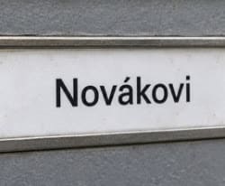 Štítek se jménem na poštovní schránce